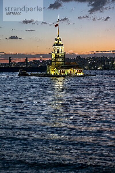 Maiden's Tower bei Sonnenuntergang in Istanbul  Türkei  Asien
