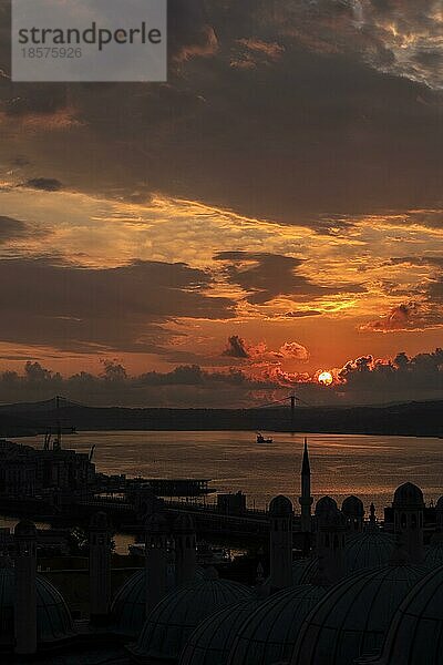 Bosporus bei Sonnenaufgang von der Süleymaniye-Moschee  Istanbul  Türkei  Asien