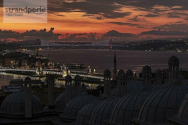 Bosporus und Galata-Brücke bei Sonnenaufgang von der Suleymaniye-Moschee  Istanbul  Türkei  Asien