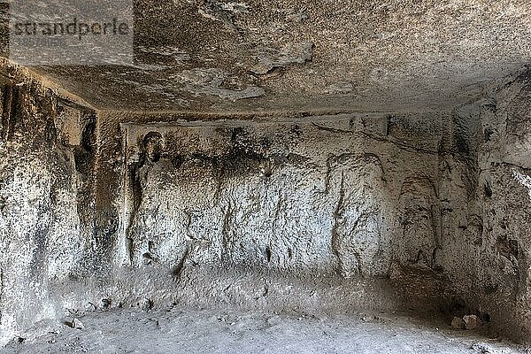 Ansichten der unterirdischen Kammer unter dem Sin-Tempel mit Basrelief-Darstellungen der syrischen Götter inmitten von Darstellungen der Mondsichel in Sogmatar  Sanliurfa  Türkei  Asien