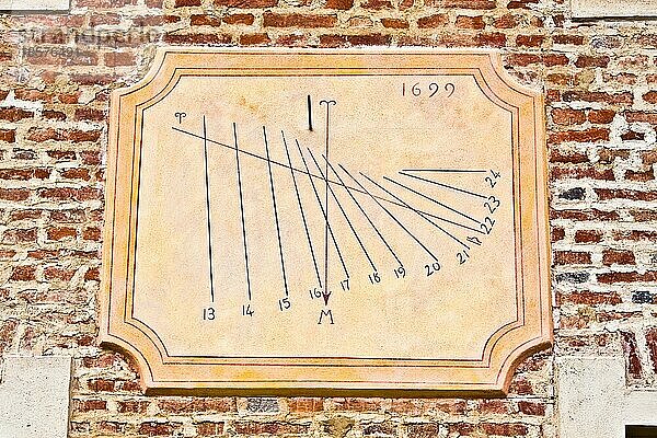 Traditionelle italienische Sonnenuhr  ein gutes Symbol für alles  was mit Zeit zu tun hat