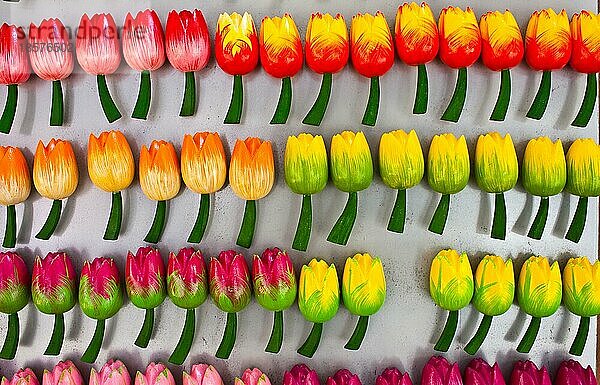 Traditionelle Tulpen aus Holz in einem Amsterdamer Geschäft