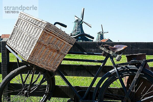 Klares und traditionelles Wahrzeichen für Holland: Fahrrad und Mühlen