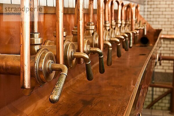 Innenraum einer traditionellen Brauerei in Amsterdam  Holland