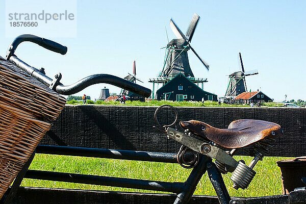 Klares und traditionelles Wahrzeichen für Holland: Fahrrad und Mühlen