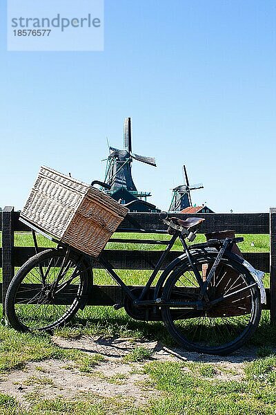 Klares und traditionelles Wahrzeichen für Holland: Fahrrad und Mühlen