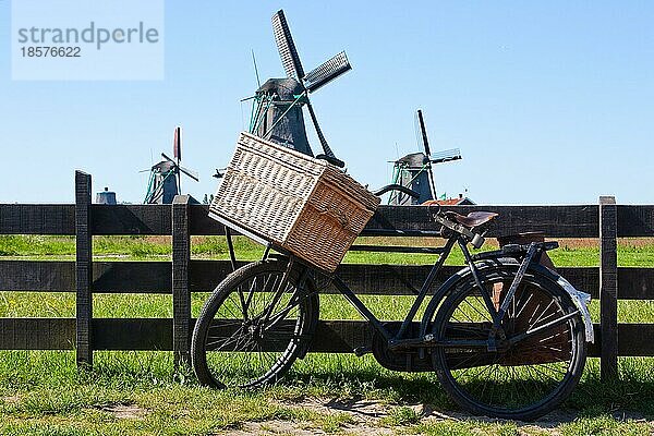 Klares und traditionelles Wahrzeichen für Holland: Fahrrad und Mühlen