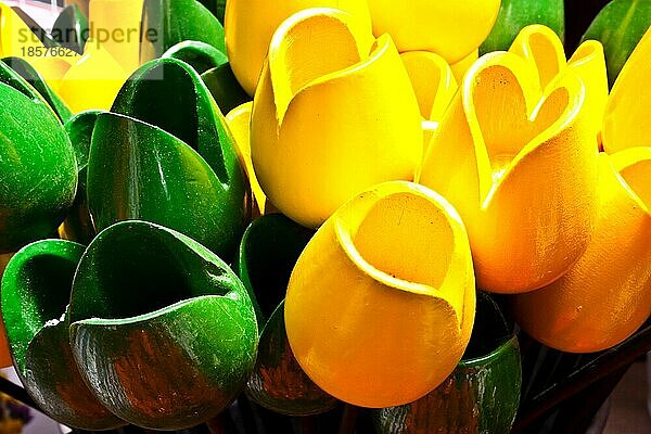 Traditionelle Tulpen aus Holz in einem Amsterdamer Geschäft