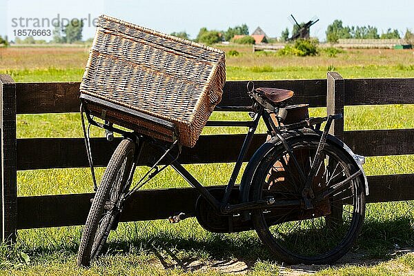 Klares und traditionelles Wahrzeichen für Holland: Fahrrad und Mühlen