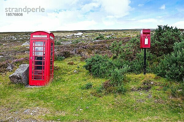 Traditionelle Telefon und Briefkästen in Schottland  mitten im Nirgendwo