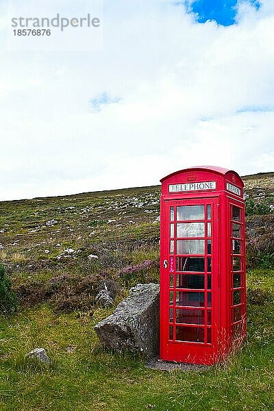 Traditionelle Telefonzelle in Schottland  mitten im Nirgendwo