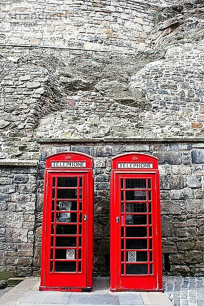 Traditionelles britisches Wahrzeichen: zwei rote Telefonzellen in Edimburgh