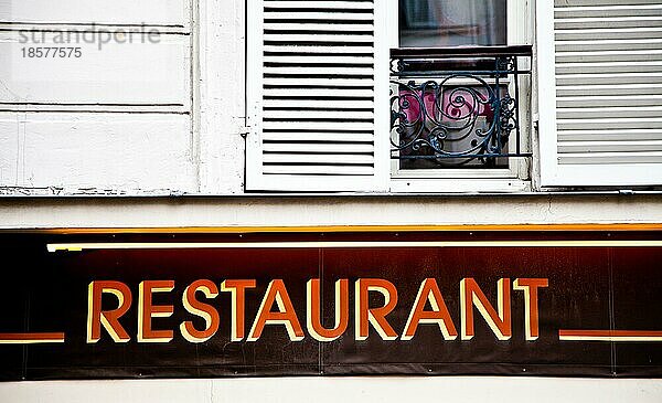 Paris Schild eines Restaurants auf dem Montmartre in einem traditionellen Boulevard