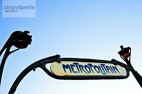 Traditionelles Eingangsschild einer Metrostation in Paris. Sauberer Himmel im Hintergrund  Kopie Raum