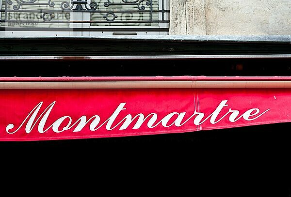 Paris Schild eines Restaurants auf dem Montmartre in einem traditionellen Boulevard