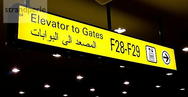 Gate Schild in einem internationalen Flughafen im Nahen Osten mit arabischen Informationen