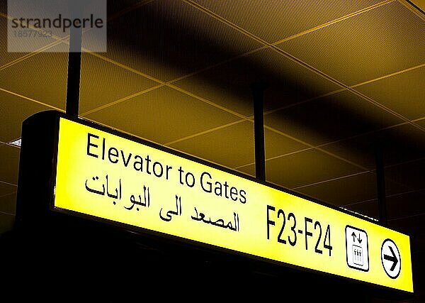 Gate Schild in einem internationalen Flughafen im Nahen Osten mit arabischen Informationen