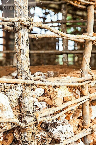 Kenia  Malindi Stadt. Detail der traditionellen Technik für den Bau von Armenhäusern  Afrika