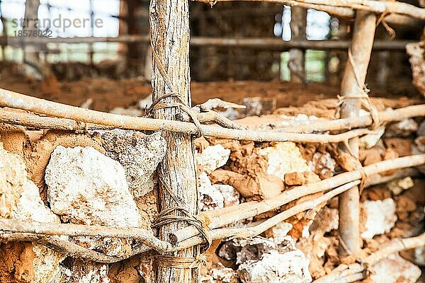 Kenia  Malindi Stadt. Detail der traditionellen Technik für den Bau von Armenhäusern  Afrika