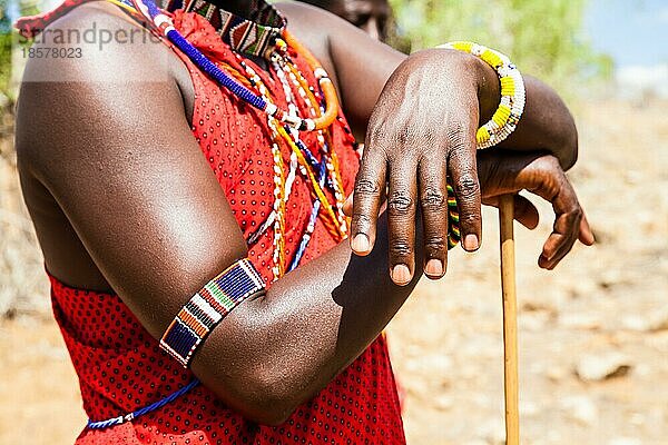 Kenia. Detail des traditionellen roten Masai Kostüms