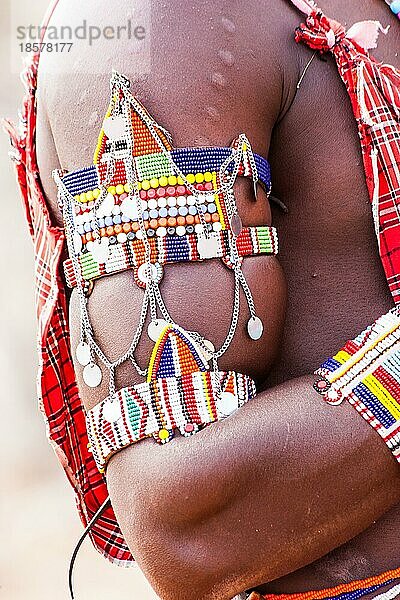 Kenia. Detail des traditionellen roten Masai Kostüms