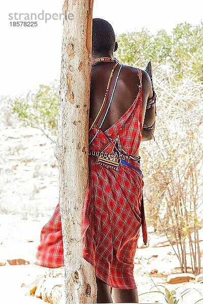 Kenia. Detail der traditionellen roten Masai Tracht