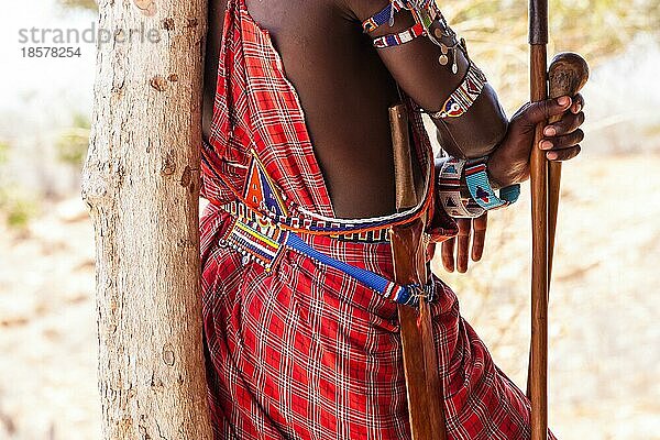 Kenia. Detail des traditionellen roten Masai Kostüms