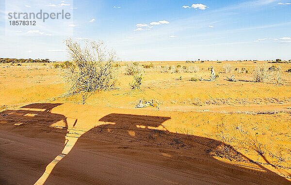 Kenia  Tsavo Ost Nationalpark. Safarifahrzeuge Silhouetten auf orange und blau Panorama  Afrika