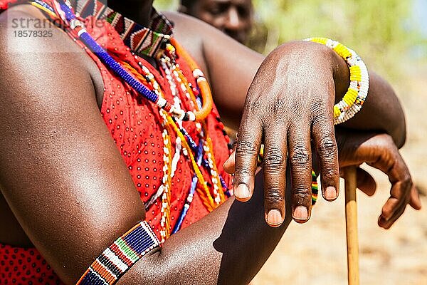 Kenia. Detail des traditionellen roten Masai Kostüms