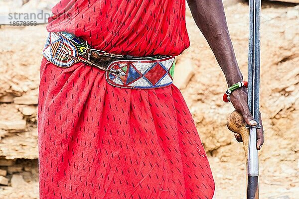 Kenia. Detail der traditionellen roten Masai Tracht