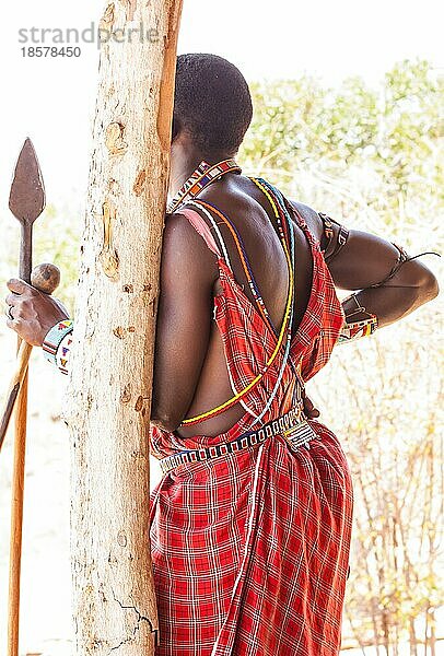 Kenia. Detail des traditionellen roten Masai Kostüms