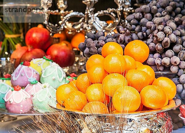 Italien. Luxuriöses Tischarrangement mit Obst der Saison und traditionellen sizilianischen Süßigkeiten