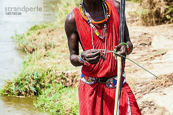 Kenia. Detail des traditionellen roten Masai Kostüms