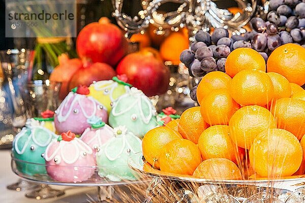 Italien. Luxuriöses Tischarrangement mit Obst der Saison und traditionellen sizilianischen Süßigkeiten