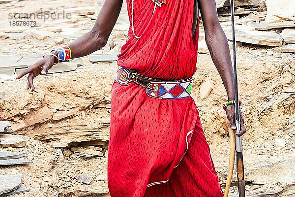 Kenia. Detail der traditionellen roten Masai Tracht