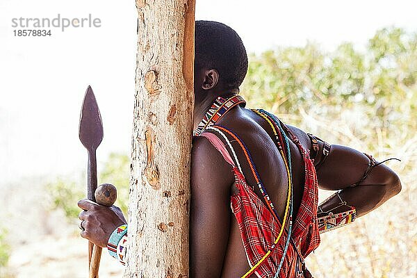 Kenia. Detail des traditionellen roten Masai Kostüms