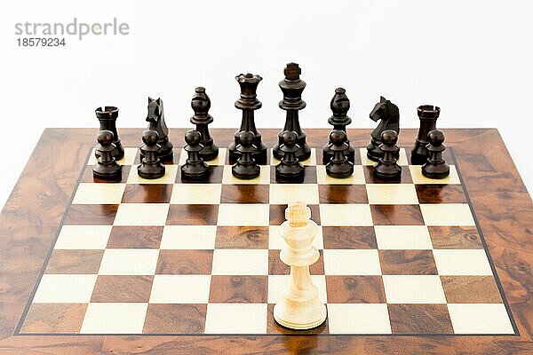 Konzept für die Herausforderung mit eleganten Schachfiguren im Stauton Stil