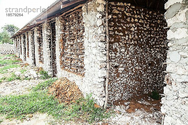 Kenia  Malindi Stadt. Detail der traditionellen Technik für den Bau von Armenhäusern  Afrika