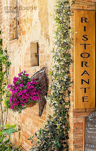 Toskana  Italien. Besichtigung eines italienischen Restaurants in einem traditionellen kleinen Dorf im Val Orcia