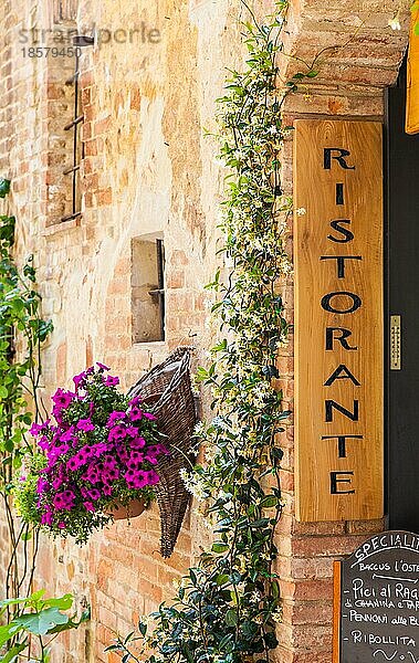 Toskana  Italien. Besichtigung eines italienischen Restaurants in einem traditionellen kleinen Dorf im Val Orcia