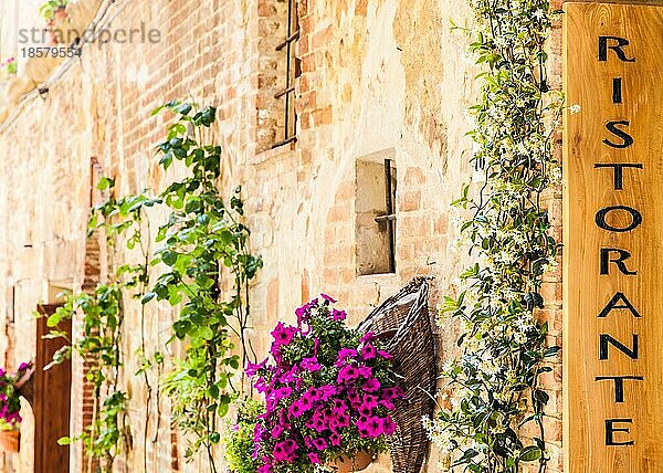 Toskana  Italien. Besichtigung eines italienischen Restaurants in einem traditionellen kleinen Dorf im Val Orcia