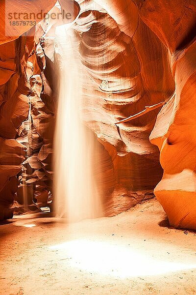 Das Innere des Antelope Canyon  orangefarbene Wellen aus Stein