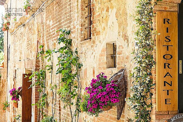 Toskana  Italien. Besichtigung eines italienischen Restaurants in einem traditionellen kleinen Dorf im Val Orcia