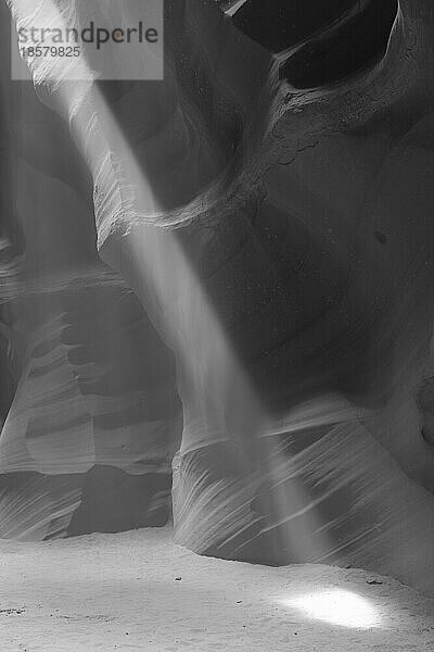 Das Innere des Antelope Canyon  orangefarbene Wellen aus Stein