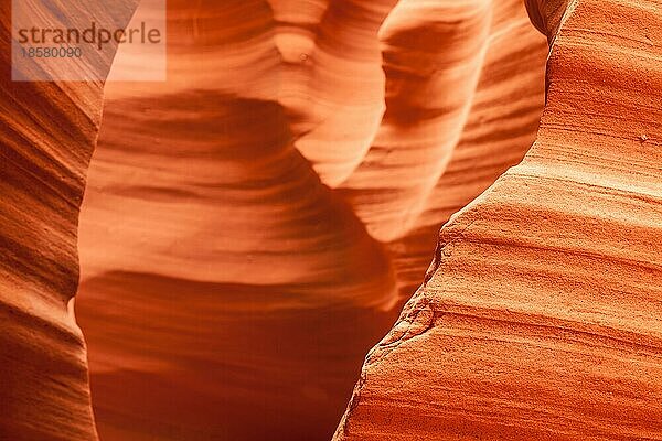 Das Innere des Antelope Canyon  orangefarbene Wellen aus Stein