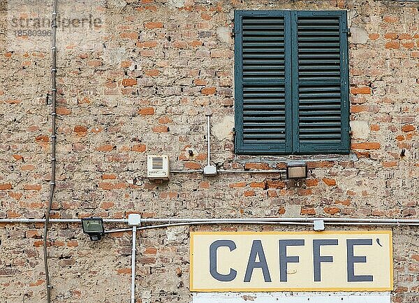 Toskana  Italien. Altes Caffè Schild unter einem traditionellen italienischen Fenster