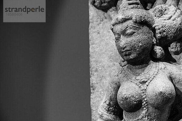 Indische Tänzerinnenstatue aus Marmor  11. Jahrhundert n. Chr