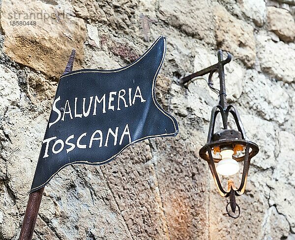 Toskana  Italien. Traditionelle Metzgerei Straßenschild auf einer alten Mauer