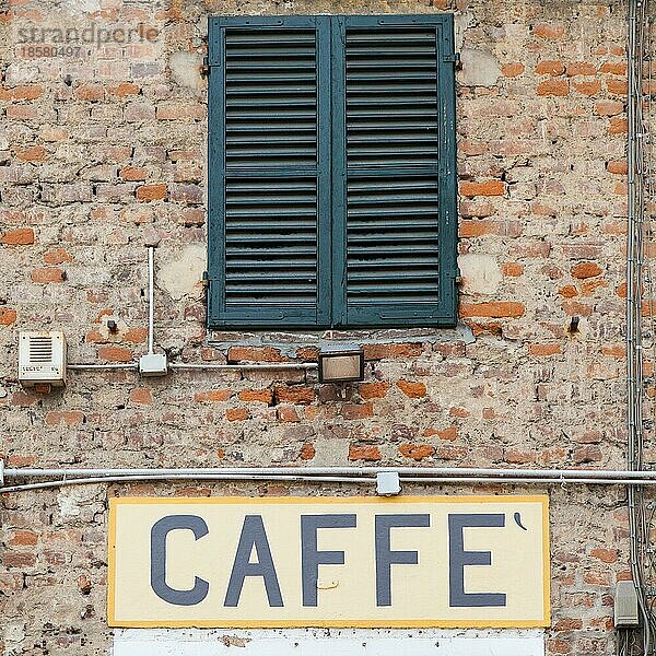 Toskana  Italien. Altes Caffè Schild unter einem traditionellen italienischen Fenster