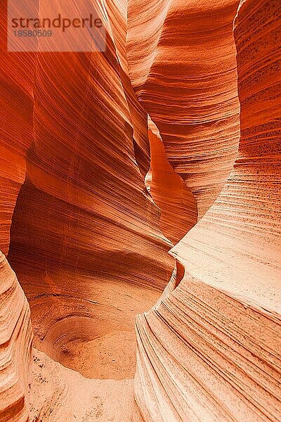 Das Innere des Antelope Canyon  orangefarbene Wellen aus Stein